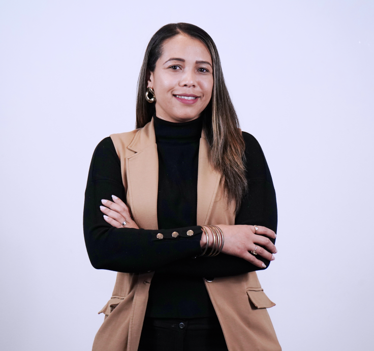 Mujer profesional de proyectos sonriendo de brazos cruzados