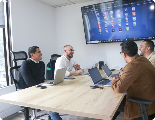 Reunión de trabajo con 4 personas