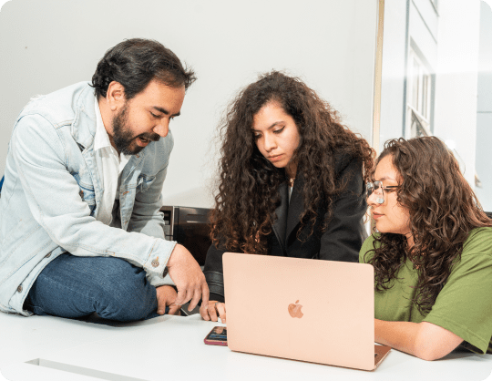 3 personas en reunión con portátil