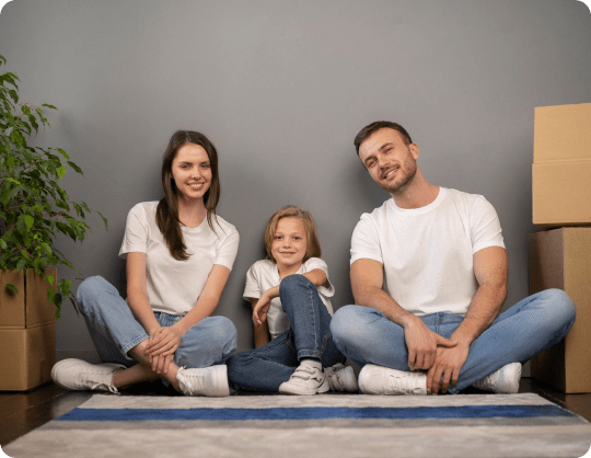 Familia de 3 personas sentada en el piso